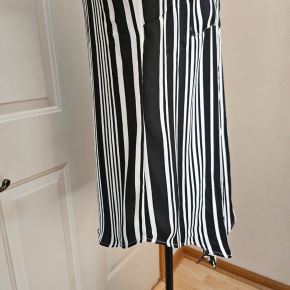 Jones New York Chic Black & White Striped Button-Up Blouse - Medium - Picture 5 of 5